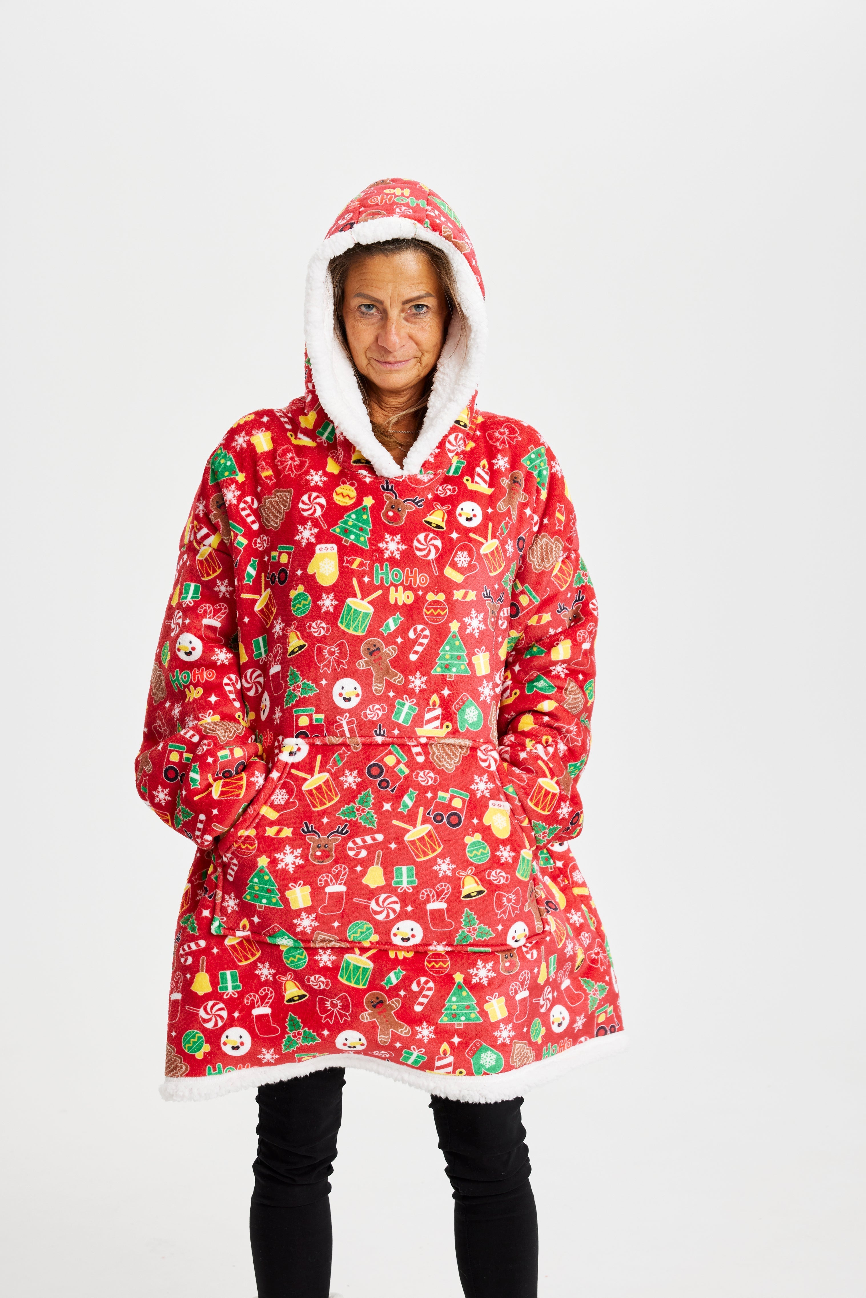 Eine Frau mit einem roten Weihnachtskapuzenpullover.